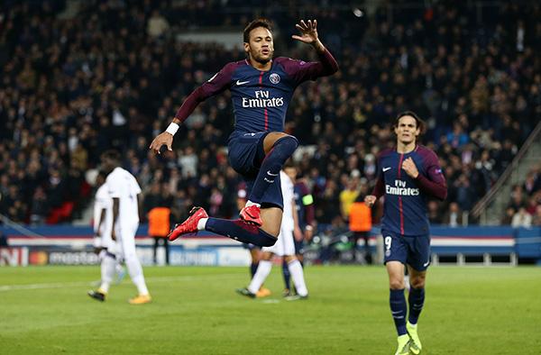 比赛氛围的 比赛氛围的